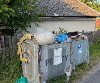 Aktuality / Rušenie stojísk veľkokapacitných nádob na KO a separovaný odpad. - foto
